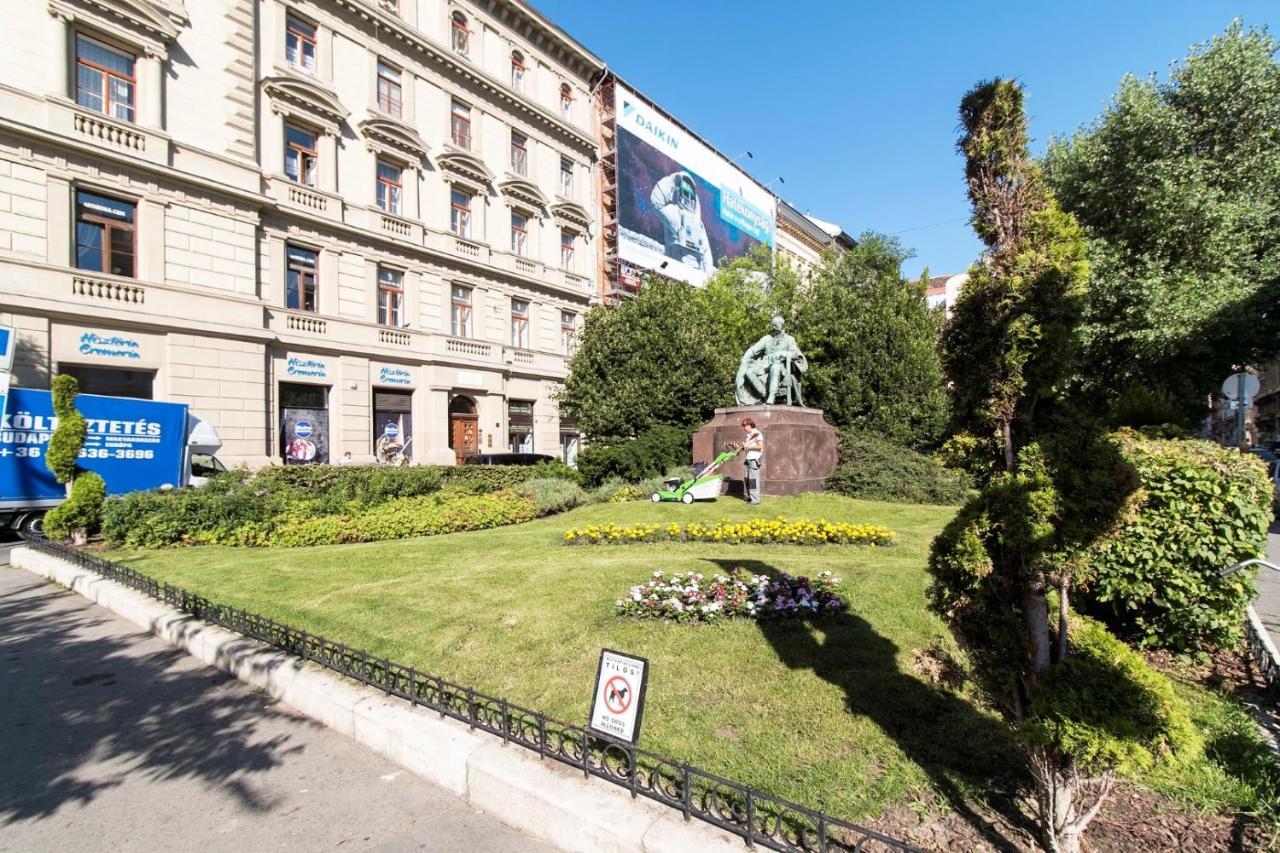 Sweet Dreams At Opera House Downtown Apartamento Budapeste Exterior foto